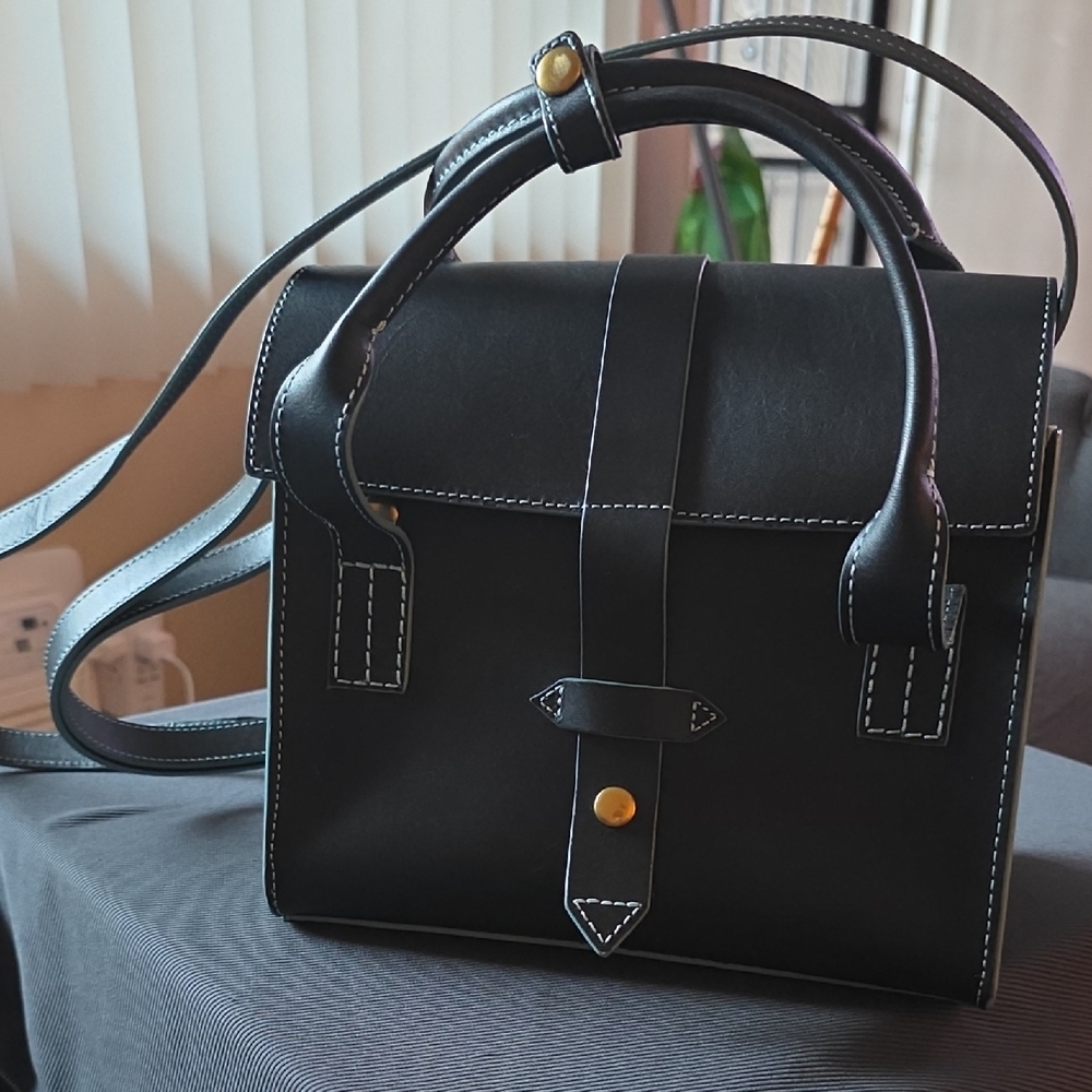 Elegant Black Leather Messenger Bag